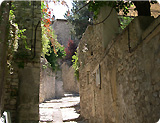 RUELLE VILLE MEDIEVALE VAISON LA ROMAINE